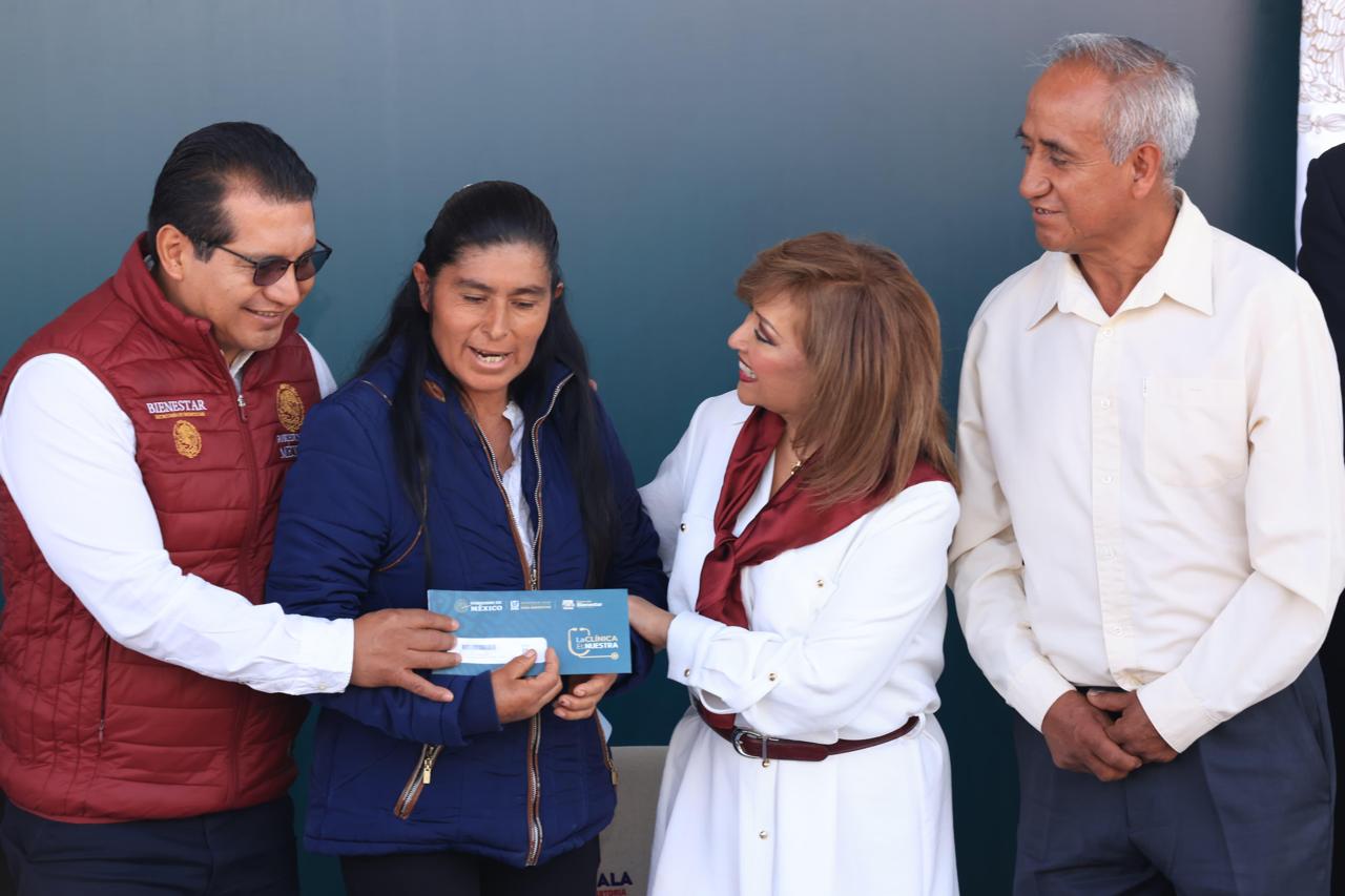 Entrega gobernadora Lorena Cuéllar tarjetas del Banco del Bienestar a comités del programa ‘La clínica es nuestra’